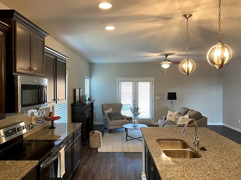 3 bed, 2.0 bath, 2060 sqft, $1,800 — Photo 4