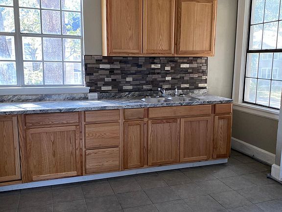 Kitchen w/ breakfast area