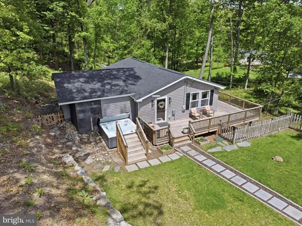 3147 Mountain Lake Rd, Hedgesville, WV 25427
