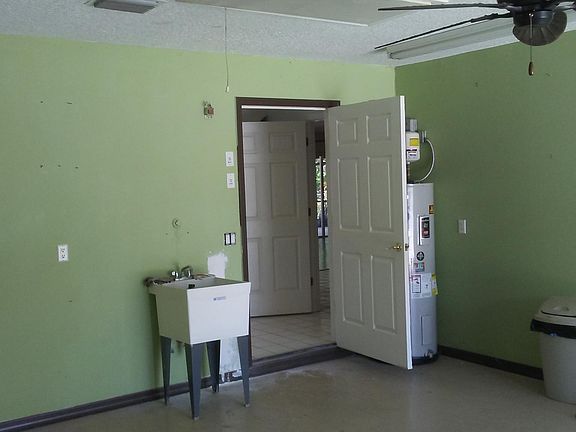 garage with utility sink