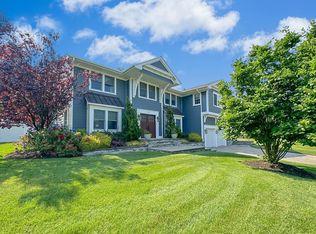 31 Stonehurst Ln, Dix Hills, NY 11746