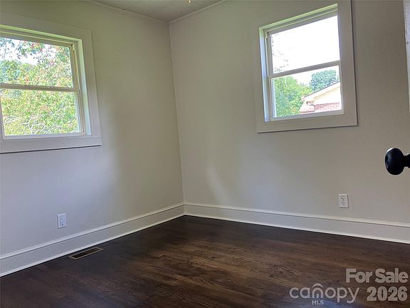 5th image of 640 Hawthorne St