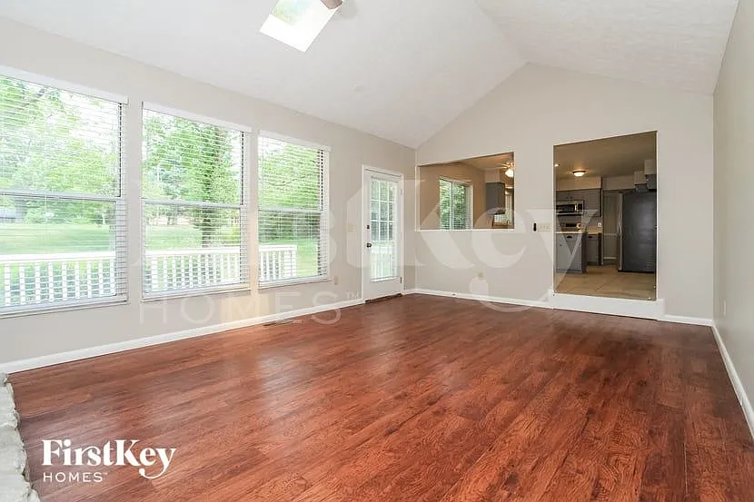 4 bed, 2.5 bath, 2021 sqft, $3,335 — Photo 4