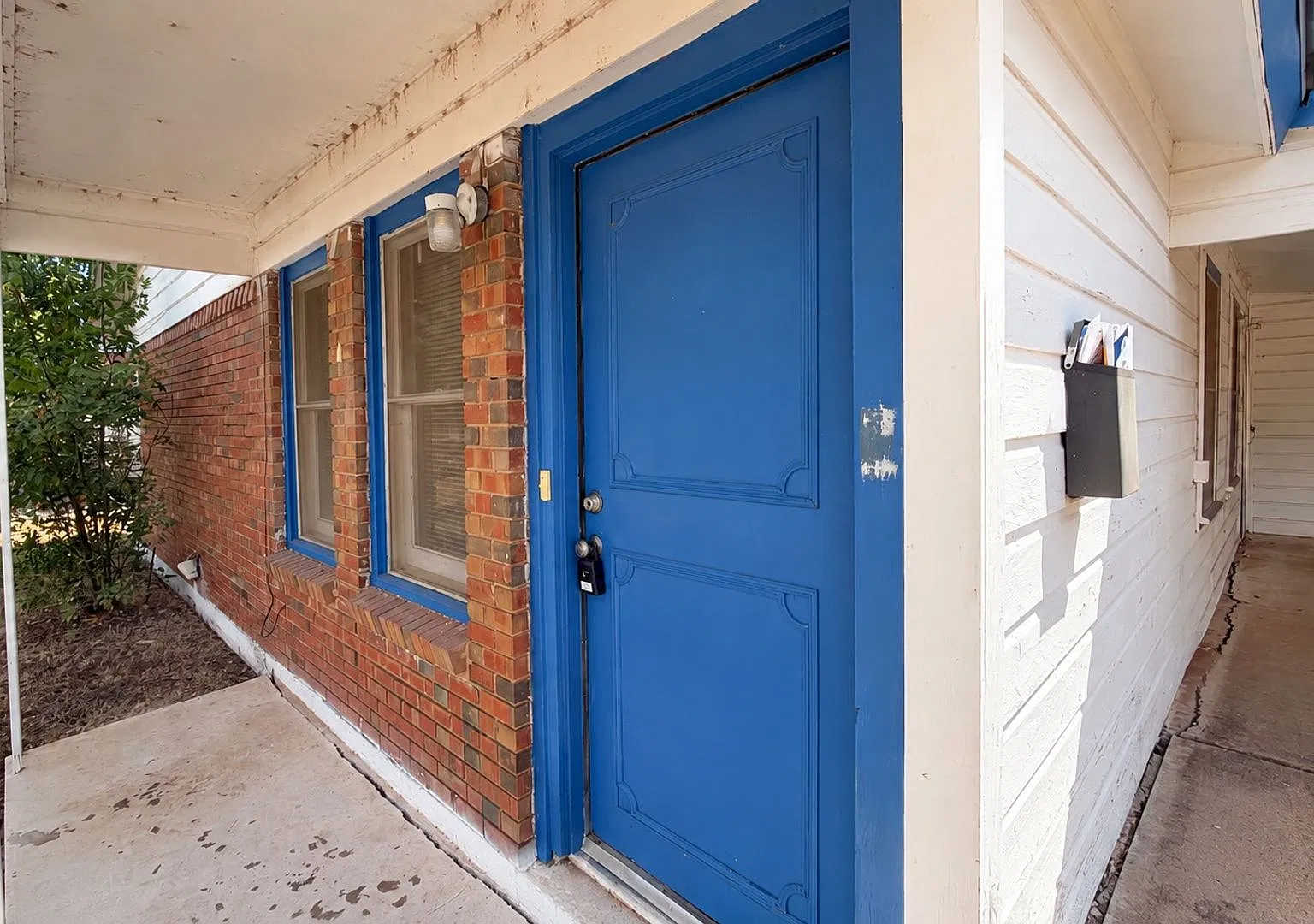 3/2 With Carport! Fridge Included! — Photo 2