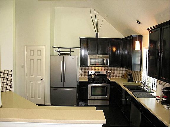 3rd image of 4915 Falls Cir
