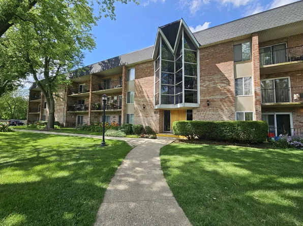 520 Burning Tree Ln APT 111, Naperville, IL 60563