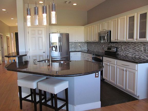 Beautiful kitchen w/granite counters & custom backsplash, SS