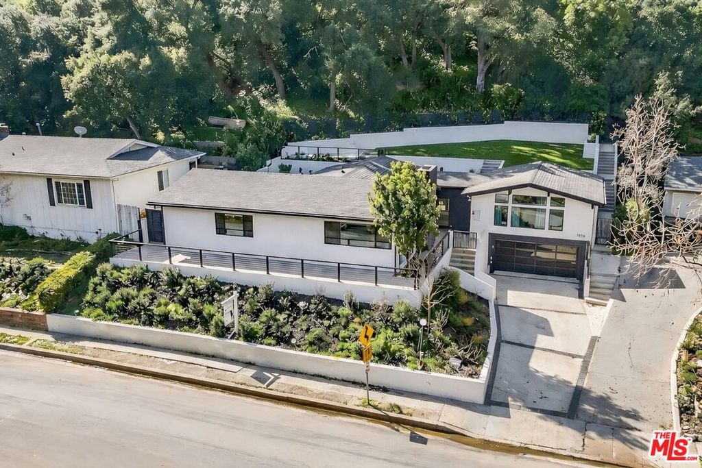 3873 Royal Woods Dr, Sherman Oaks, CA 91403