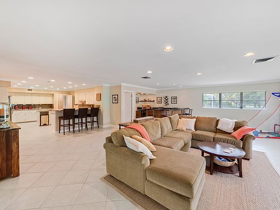 4th image of 409 N Country Club Dr