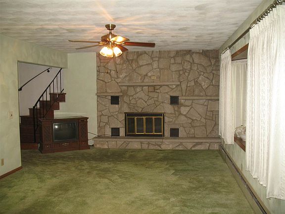 2nd image of 307 E Sherry Ln