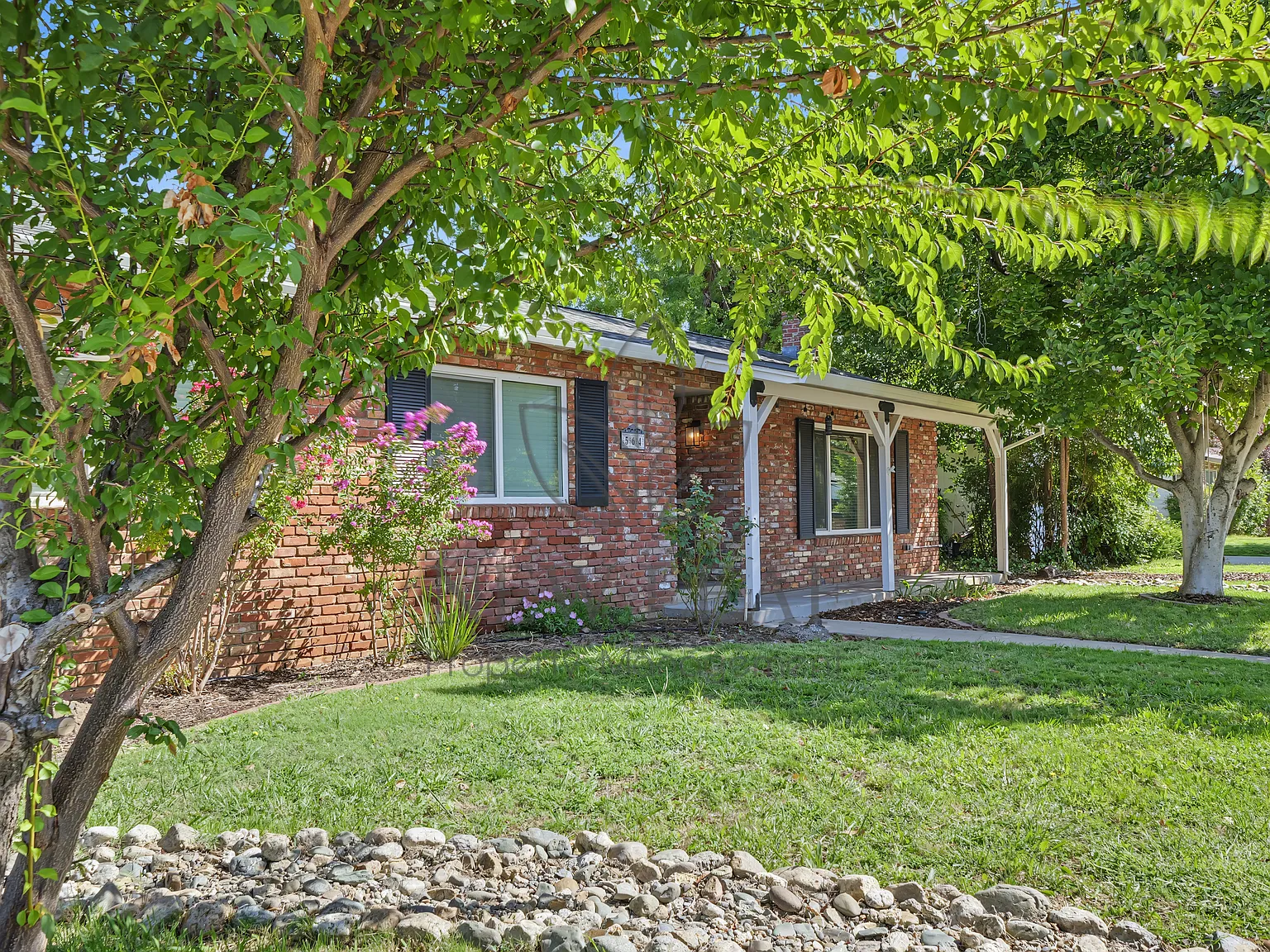 4 bed, 2242 sqft, $3,200 — Photo 2