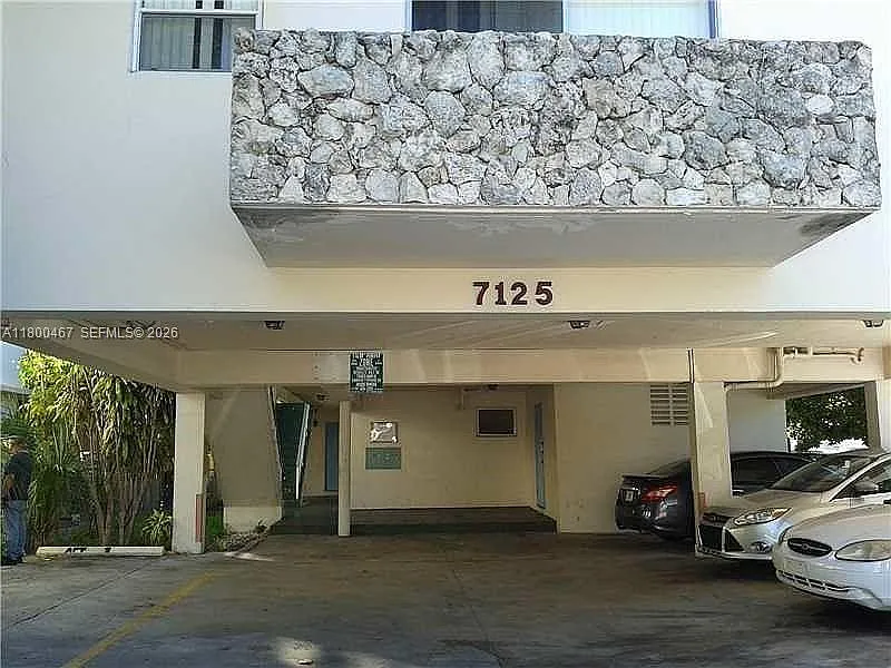 7125 Dickens Ave #4