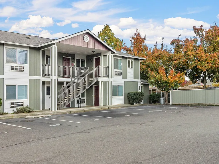 Brentwood Village — Photo 2