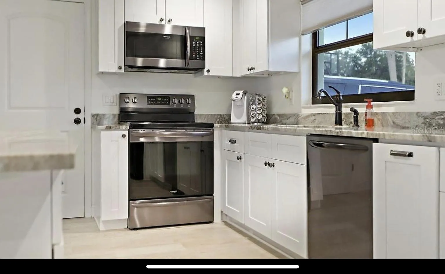 2 bed, 1161 sqft, $3,700 — Photo 2