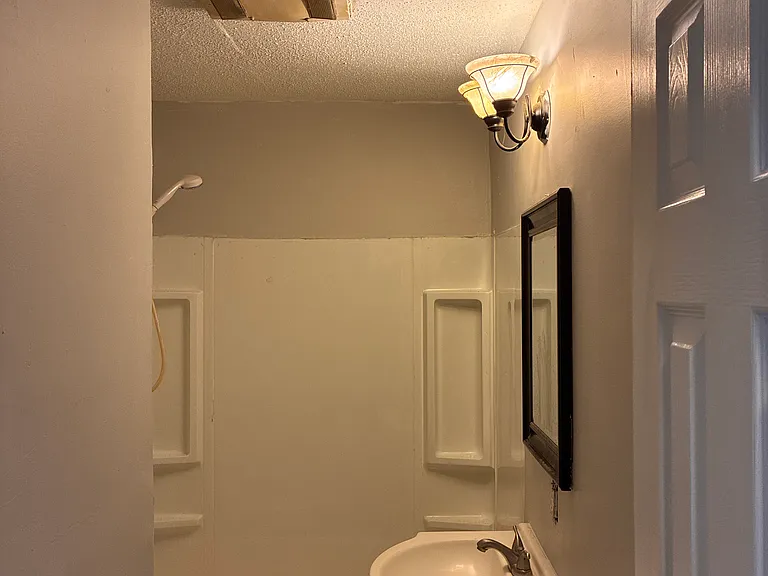752 Hillsboro St — Photo 2