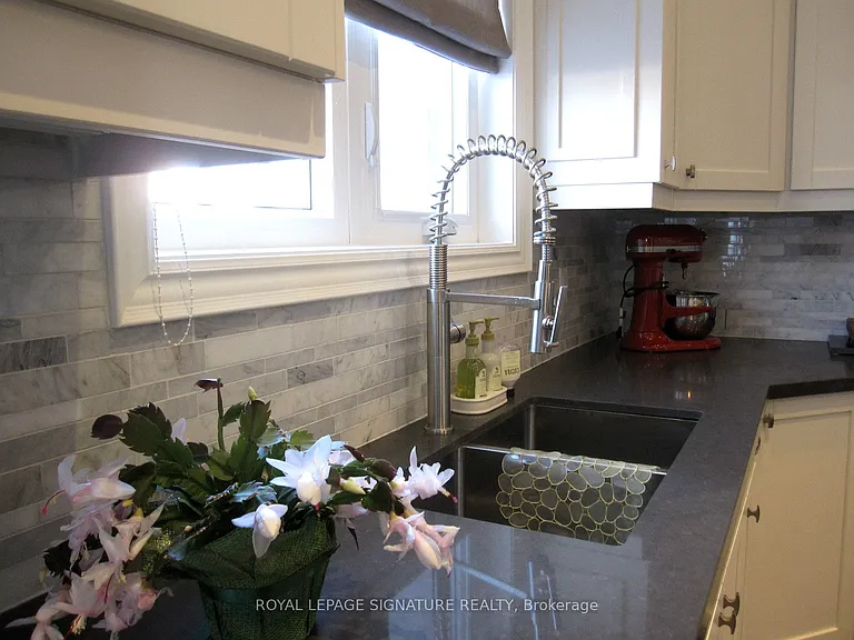 18B Algoma St — Photo 13