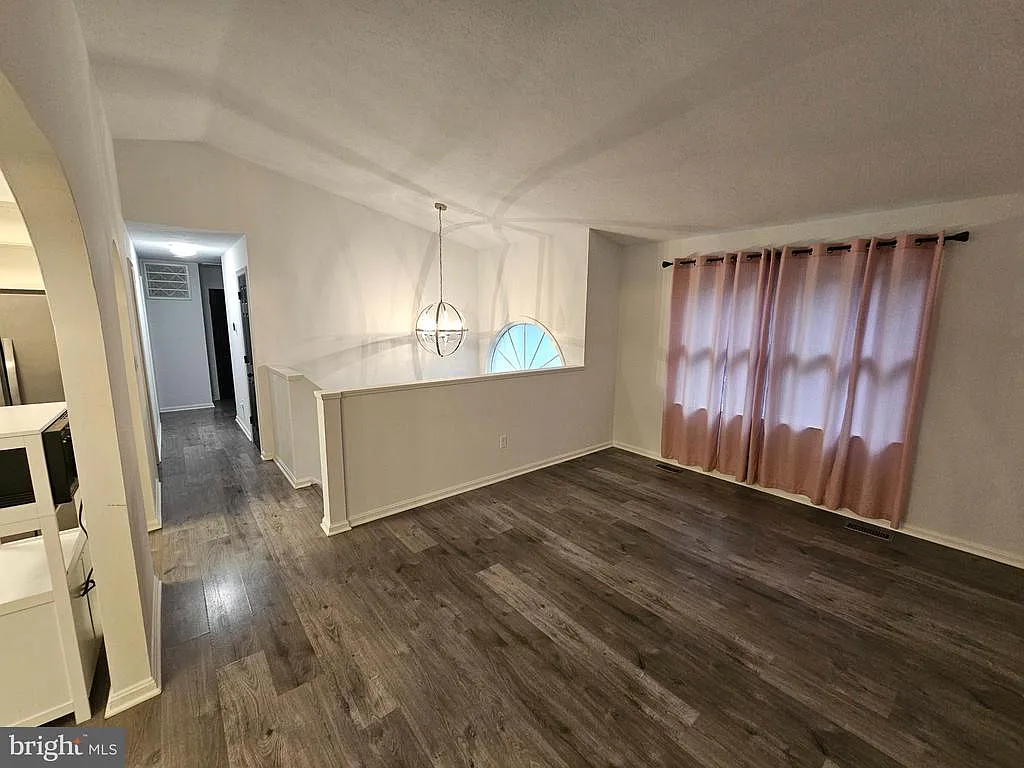 3 bed, 2.0 bath, 1352 sqft, $2,500 — Photo 2