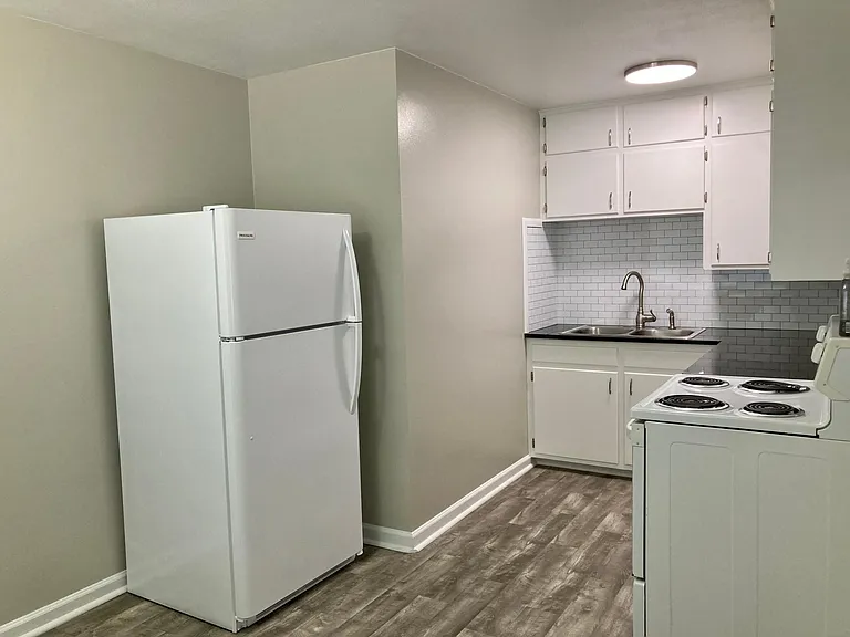 608 W Clark St — Photo 5