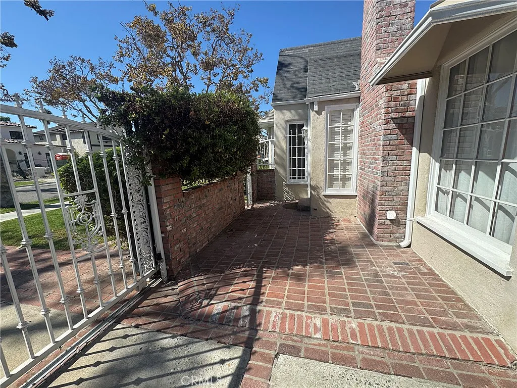 4 bed, 2349 sqft, $8,497 — Photo 2