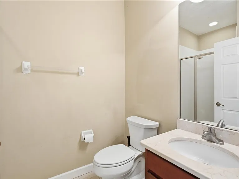 290 Westlawn Dr — Photo 3