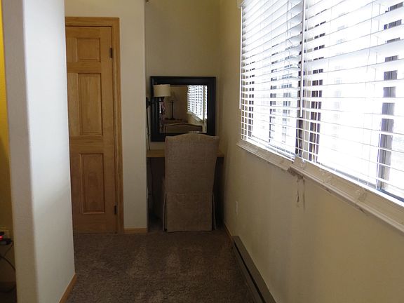 Dressing area to 3/4 priv ba