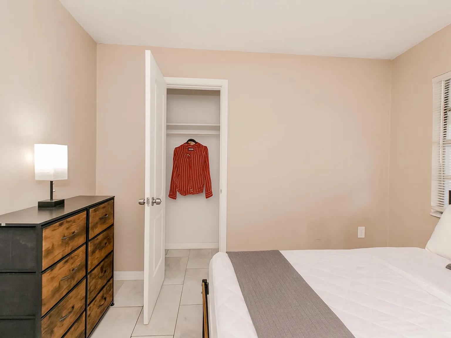 4 bed, 2.0 bath, 1500 sqft, $1,027 — Photo 2