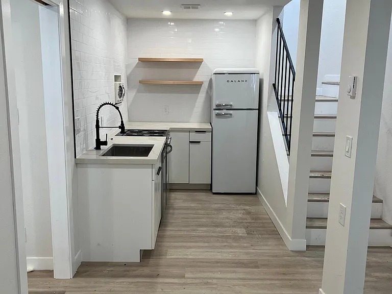 9733 Woodlawn Ave N #B — Photo 11