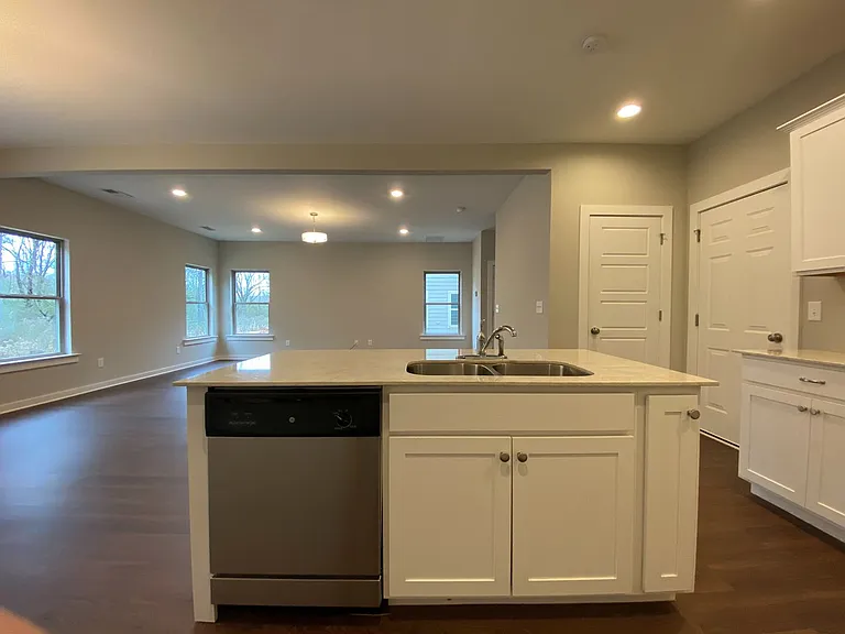7950 Saint James Dr — Photo 5