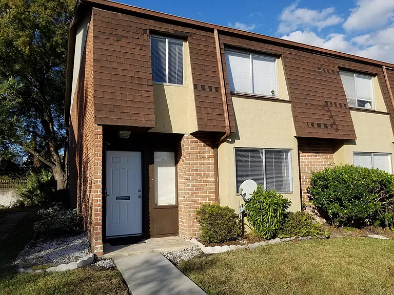 2339 Huntington Green Ct — Photo 1