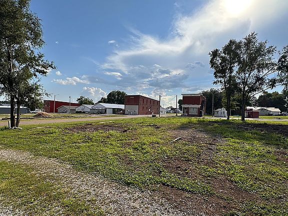 4th image of 907 3rd St