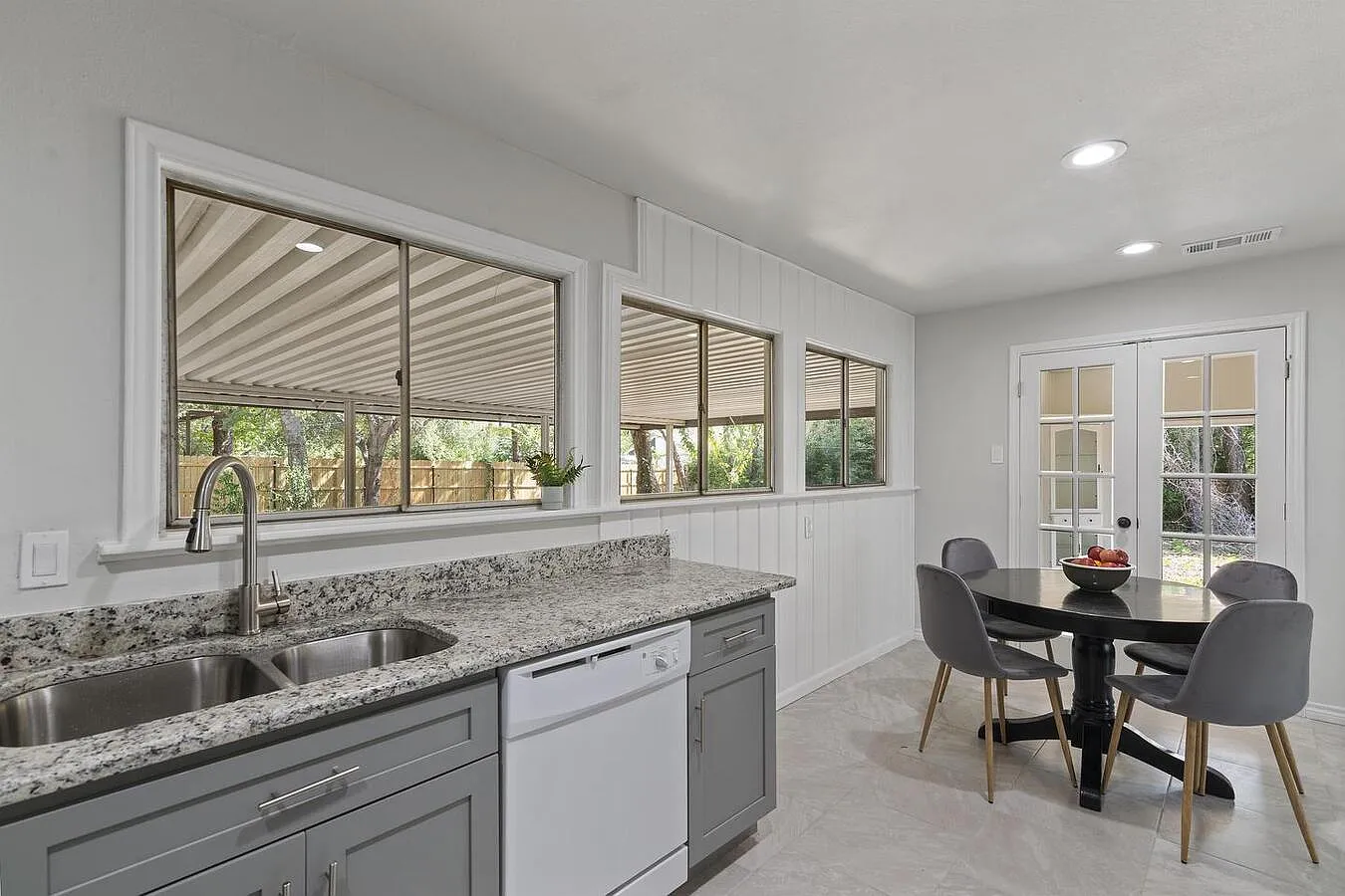 4 bed, 3.0 bath, 2056 sqft, $815 — Photo 2