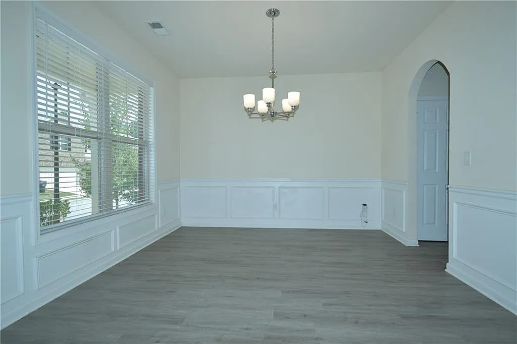 5 bed, 3.0 bath, 2638 sqft, $2,800 — Photo 3