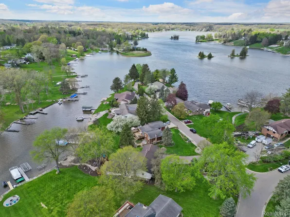 7527 Ore Knob Dr, Fenton, MI 48430