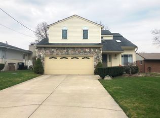 12180 Della Dr, Brighton, MI