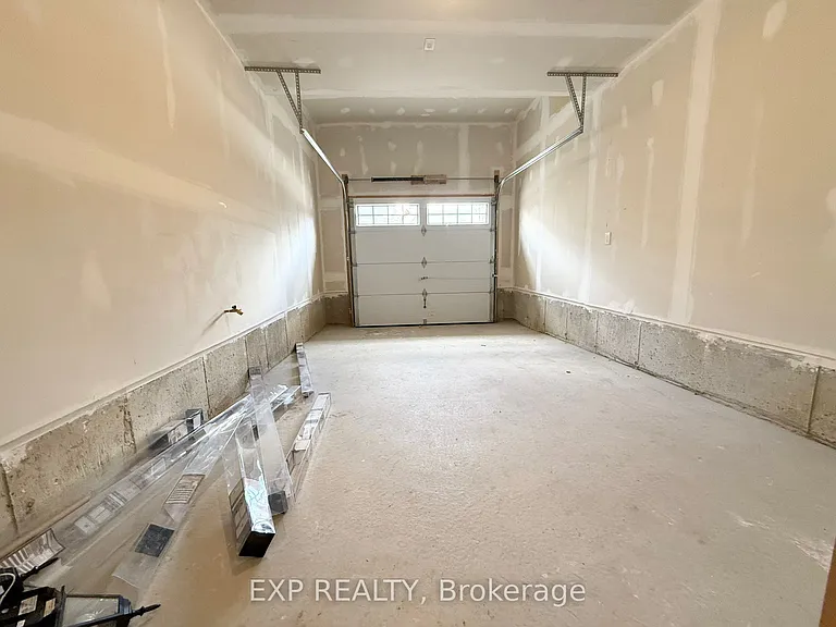 11 Franklin Ave — Photo 29