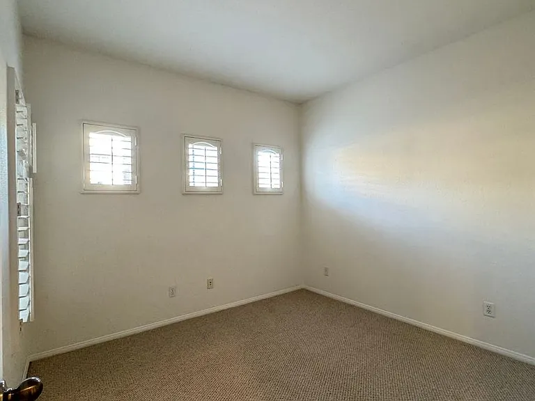 616 E Walnut St — Photo 5
