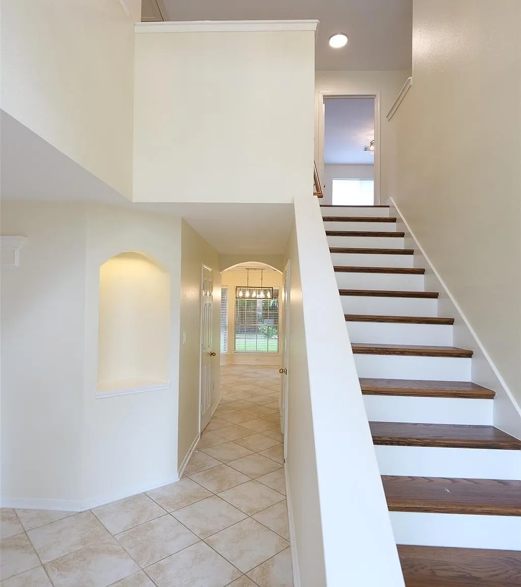 4 bed, 2.5 bath, 2489 sqft, $2,450 — Photo 3