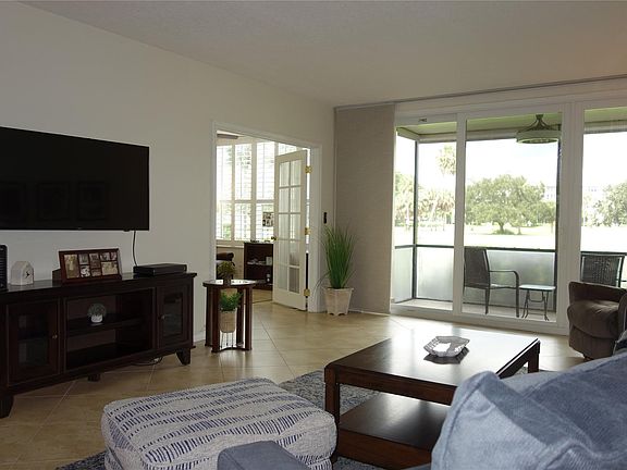 5th image of 565 Oaks Lane #104