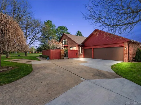 42228 Lochmoor St, Clinton Township, MI 48038