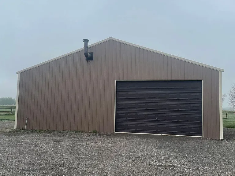 1084 E Moody Rd — Photo 27