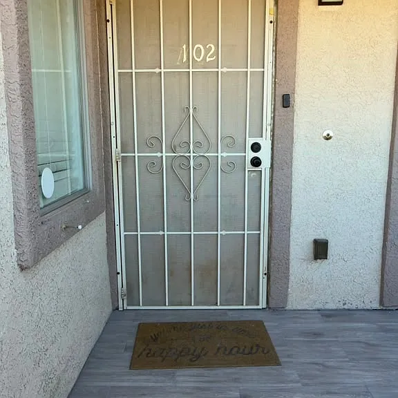 2050 Los Feliz St #102 — Photo 3