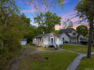811 Miller Rd, Lake Orion, MI 48362