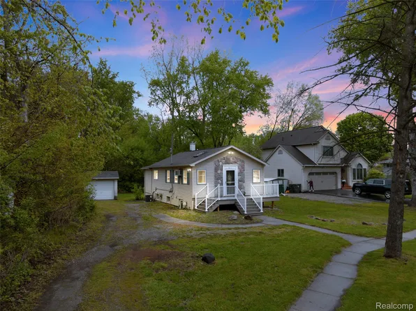 811 Miller Rd, Lake Orion, MI 48362