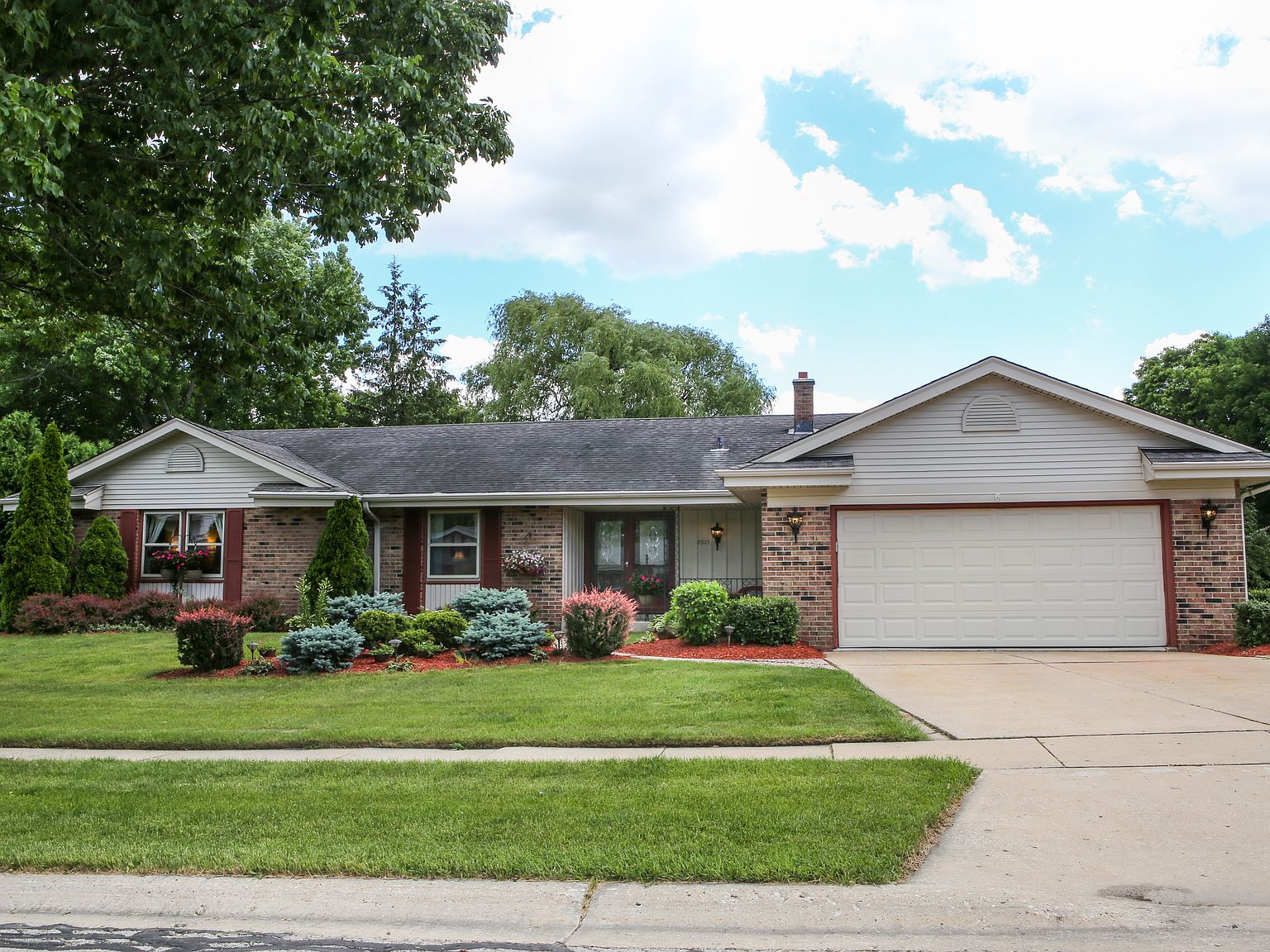 8925 Glenwood Dr, Greendale, WI 53129 Zillow