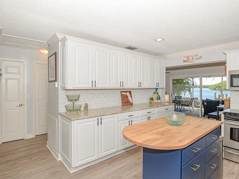 110 SW Hideaway Pl — Photo 8