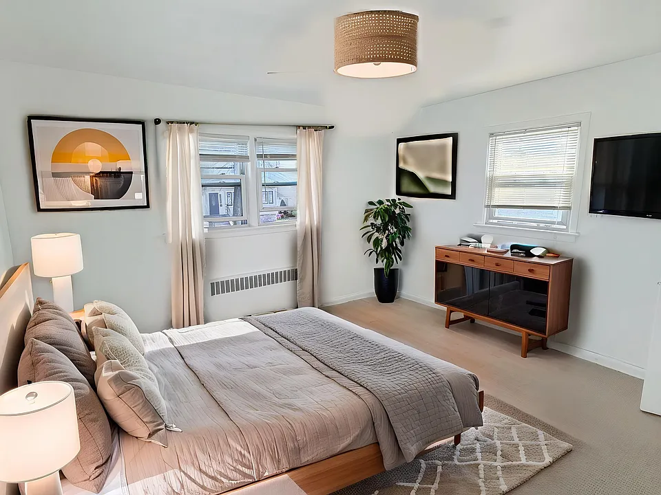 MASTER BEDROOM (STAGED)