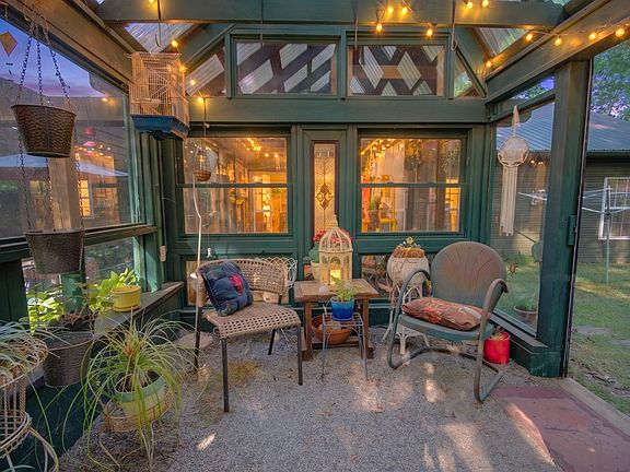 4th image of 35 Kitchen Way W