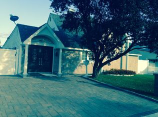 60 Prince Ln, Westbury, NY 11590