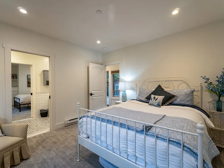 610 Forest Ave — Photo 43
