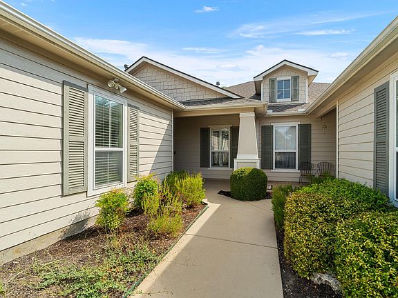 4th image of 105 Nassau Cir